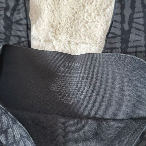 SPANX Look At Me Now Seamless Geometric Leggings Black and Gray cropped - Picture 9 of 10